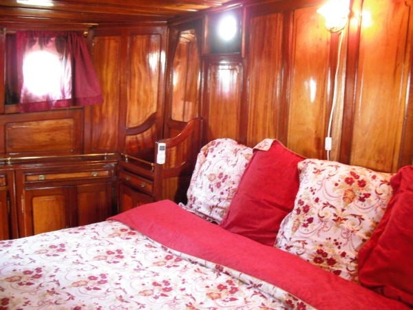 Captain's Cabin Aboard the Tango, with king bed and bathtub