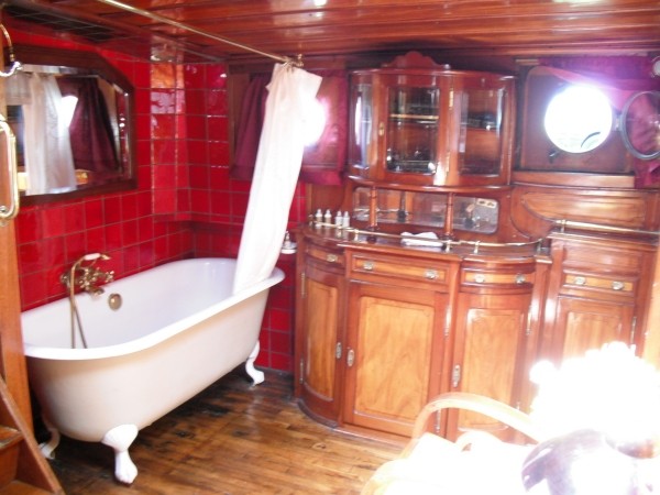 Captain's Cabin Aboard the Tango, with king bed and bathtub