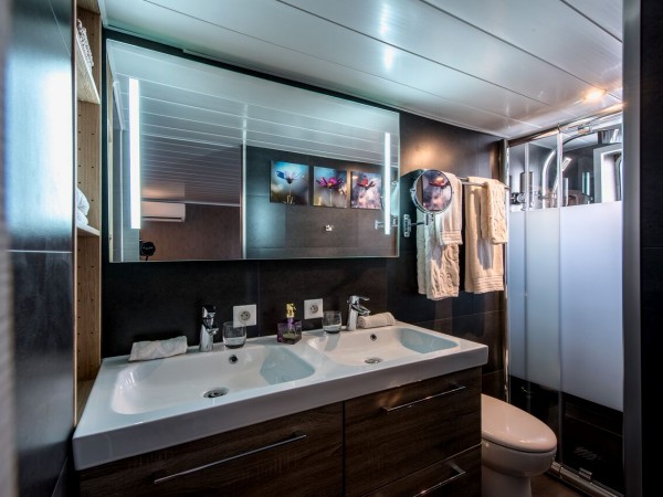 Each cabin aboard the Grand Victoria has an
ensuite bathroom<br>with a double vanity and walk in shower