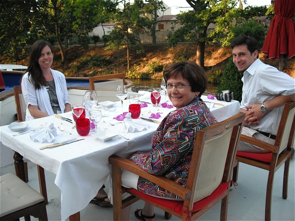 The sundeck aboard the Alegria is perfect for
elegant alfresco meals on beautiful days or evenings
