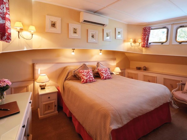 The cabins aboard the Alouette offer either
king or twin beds