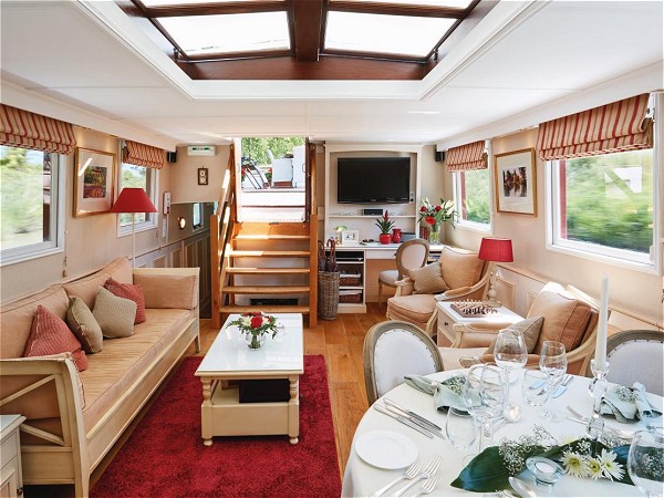 The pretty light and airy salon aboard the
Alouette