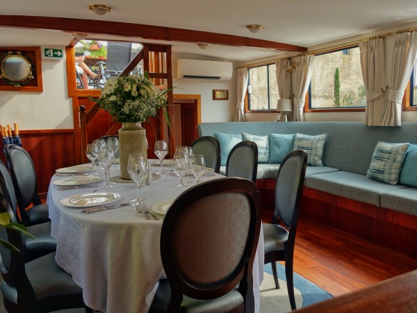 The dining area and salon on board the
anjodi