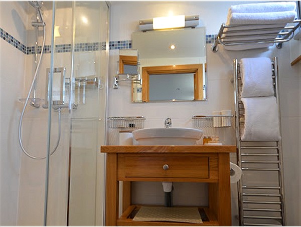 Roomy, modern ensuite bathrooms aboard the
Apres Tout offer stand up showers<br> and heated towel racks