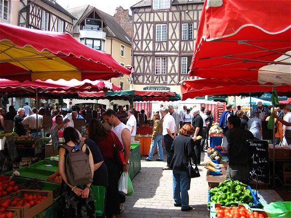 Enjoy a visit to a wonderful Burgundian open
air market