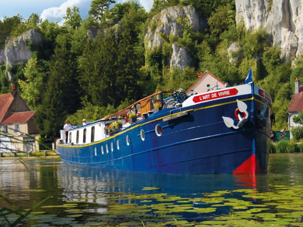 L'Art de Vivre cruising past the prehistoric
Saussois cliffs