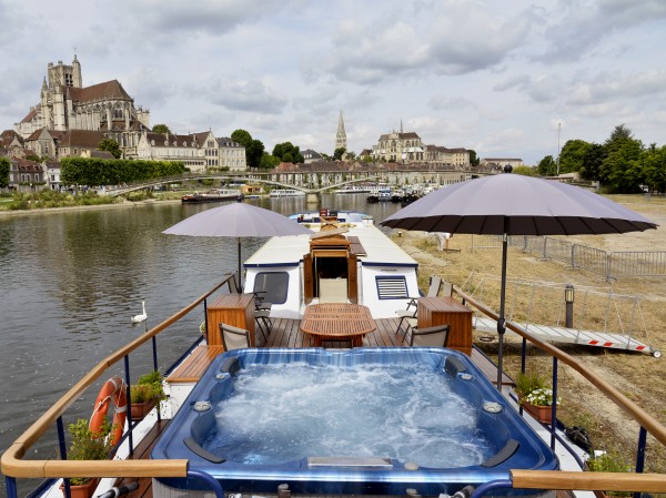 The six person heated spa pool for passengers
to enjoy at any time