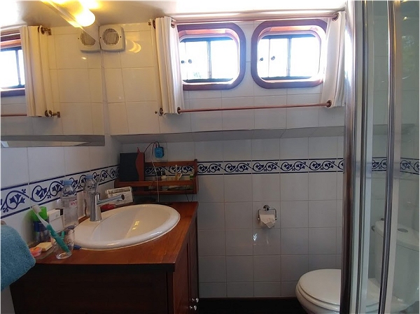 Each cabin aboard the Athos has its own ensuite
bathroom