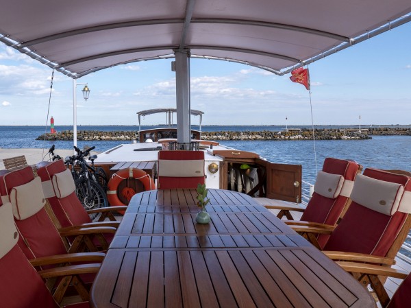 The Athos'sundeck is a perfect place to relax while
cruising or dining alfresco.