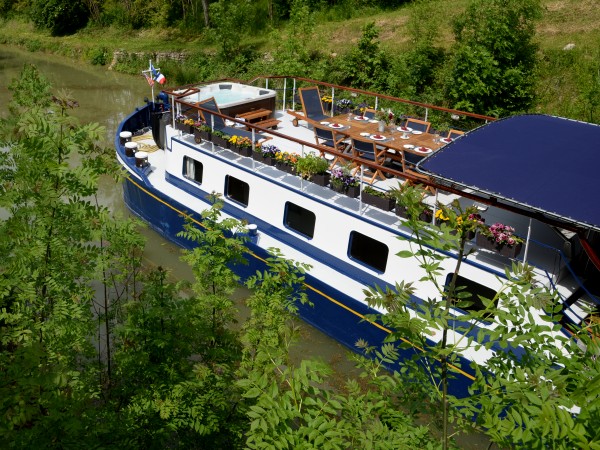 La Belle Epoque cruises on the Burgundy
Canal