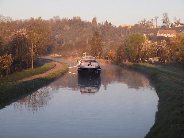 The C'est la Vie moored in Burgundy