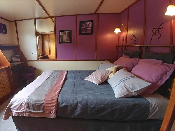 Cabin 2 aboard the Clair de Lune, the
'Orchidee' cabin.