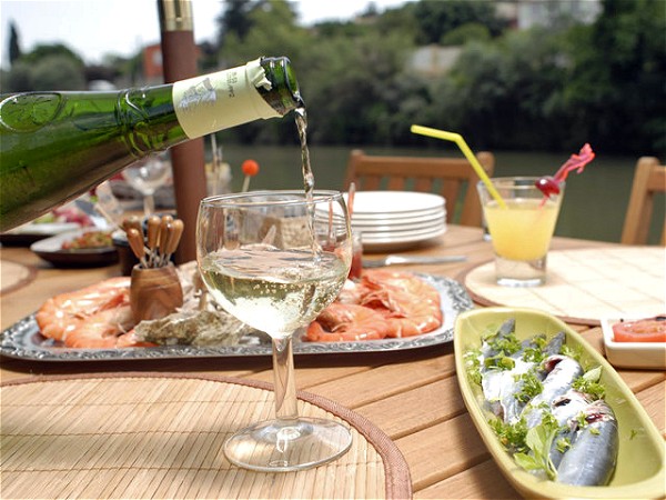 Dining alfresco aboard the Clair de
Lune