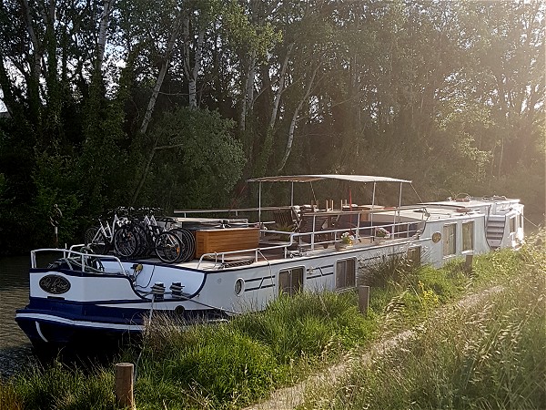 The 6-passenger Deluxe hotel barge Clair de
Lune