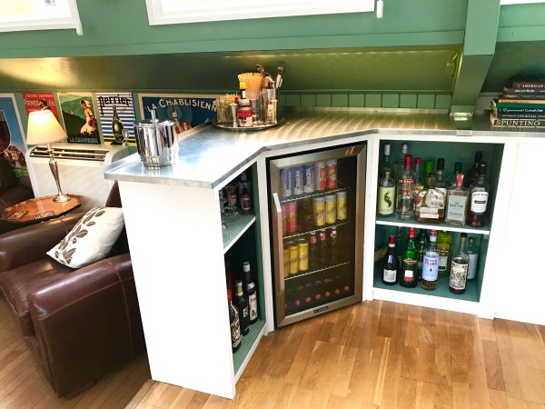 The complimentary, well stocked bar on board the
Elisabeth