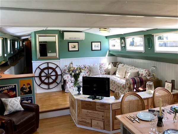 The comfortable salon on board the Elisabeth