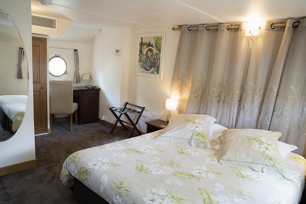 The spacious cabins aboard the Enchanté can be
configured with
queen or twin size beds