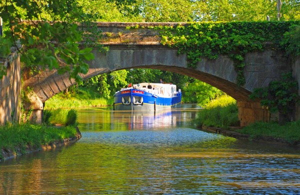 The Ultra Deluxe 8-passenger barge
Enchanté cruising
along the Canal du Midi