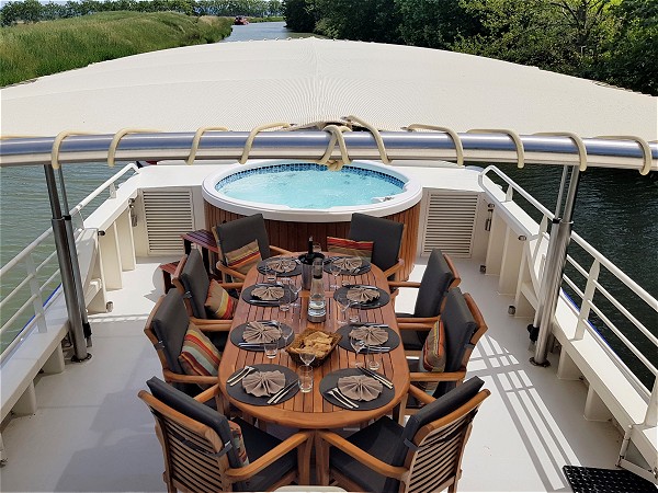 The comfortable sundeck aboard the Enchanté