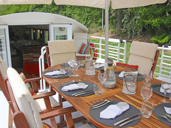 Lunch alfresco aboard Enchanté's
sundeck on the Canal du
Midi