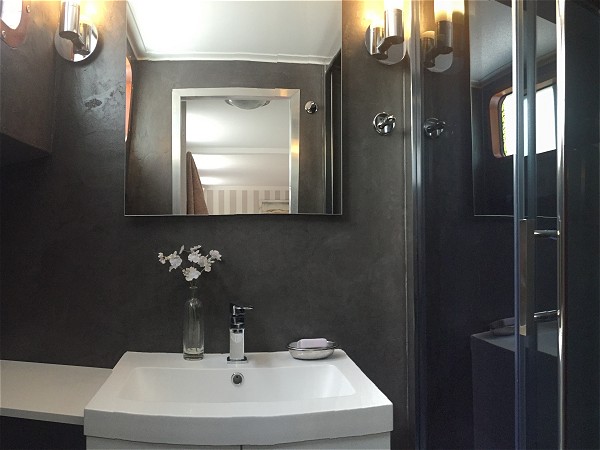 The newly renovated stylish bathrooms in the forward
cabins