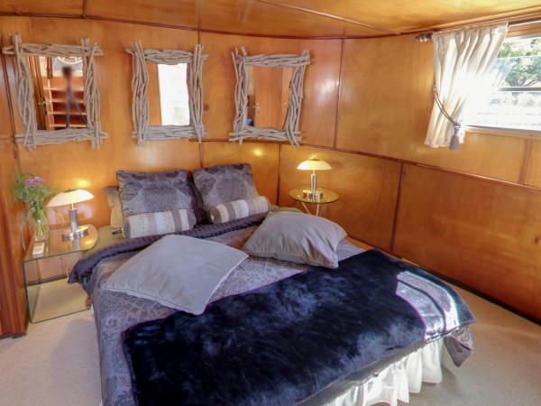 The Romaniu (aft) suite is entered from the
wheelhouse
