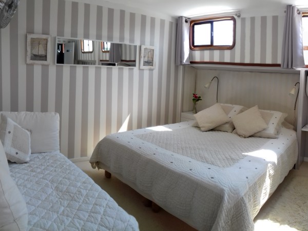 The Farigola Suite (mid-ship) can be
configured with a queen or 2 twin beds