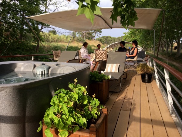 The comfortable sundeck aboard the Esperance