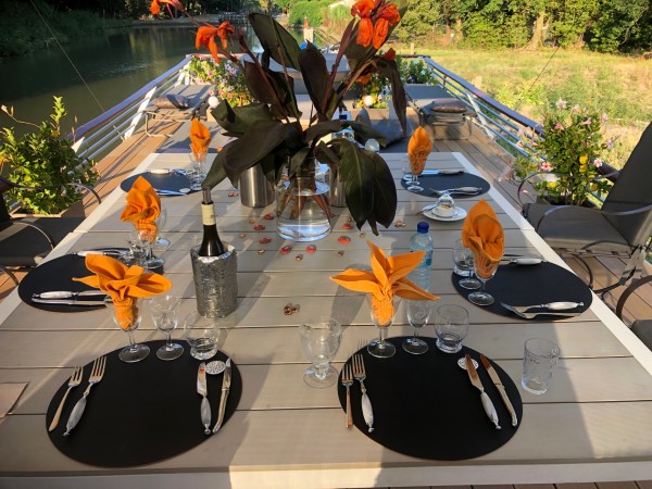 Elegant table setting for an al fresco dining
experience