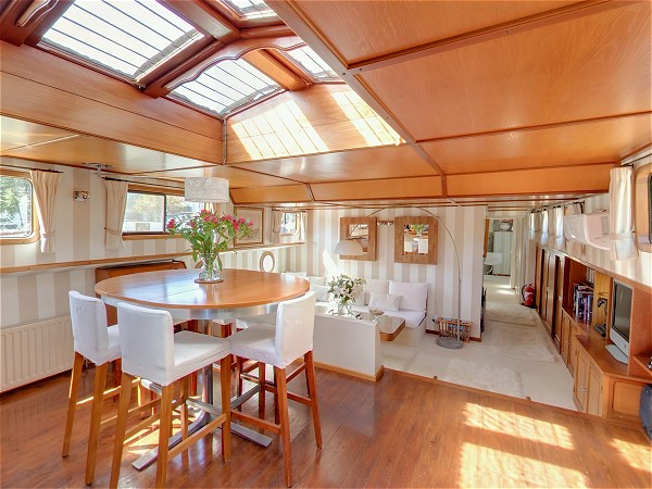 The light and airy salon and dining area aboard the
Esperance