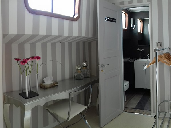 Each cabin on the Esperance has a comfy lounge chair and
vanity