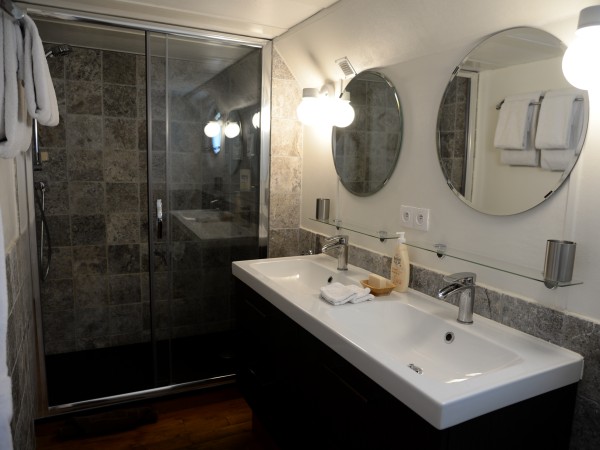 The ensuite bathrooms aboard the Finess have double sinks
and
spacious walk in showers