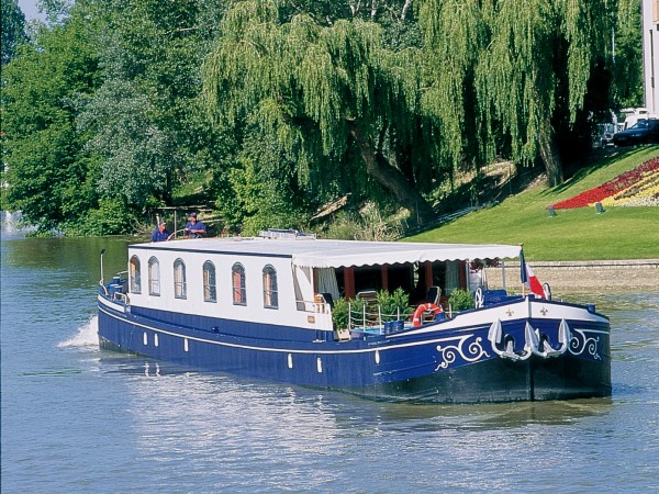 The Ultra Deluxe 6-passenger hotel
barge Fleur de Lys