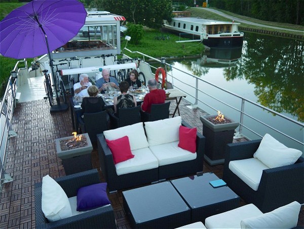 Dine alfresco on the deck aboard the
Grand Victoria