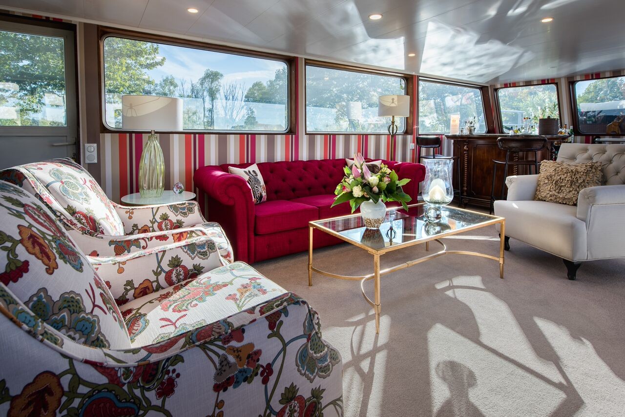 Contemporary decor defines the lovely salon
aboard the Grand Victoria