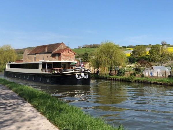 The new Ultra Deluxe 8-passenger hotel barge
Grand Cru