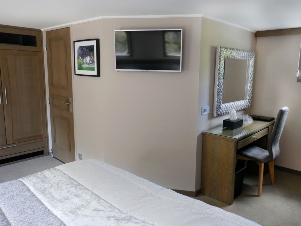 Each cabin has a dressing area with
vanity/desk and ample closet space