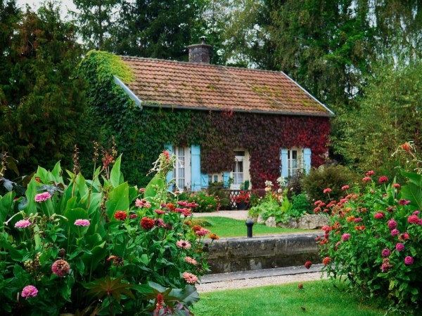 An historic lock house along the
Canal de Bourgogne