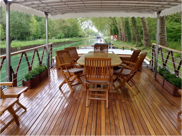 The spacious sundeck aboard the Hirondelle