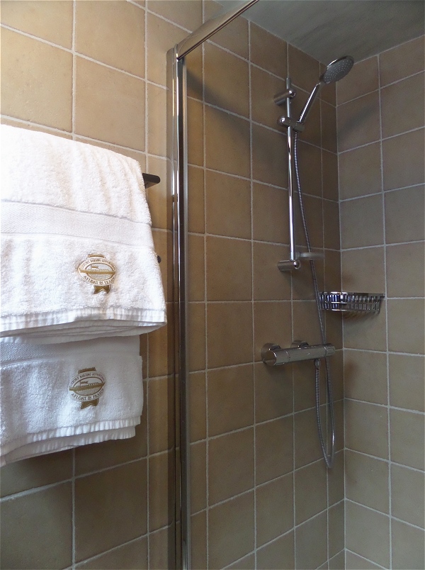 Shower aboard the hotel barge Hirondelle