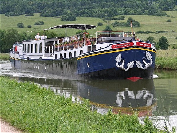 The Deluxe 12-passenger hotel barge
L'Impressionniste