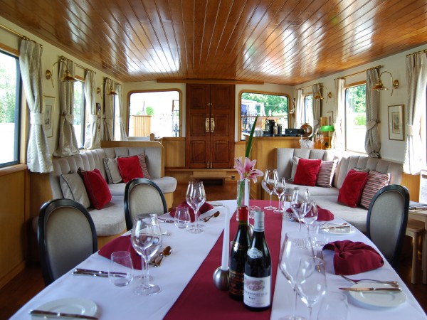 The salon, bar and dining area aboard
L'Impressionniste