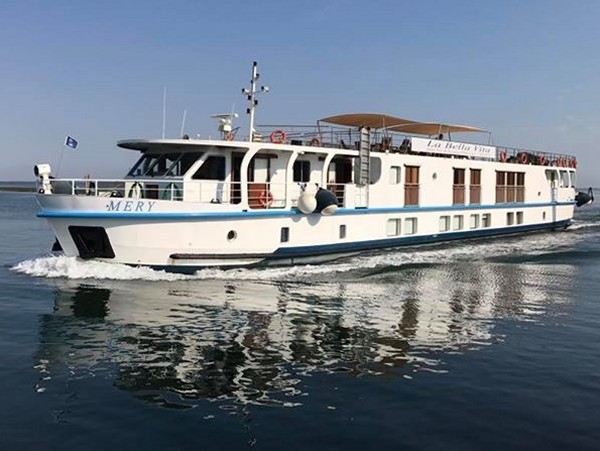 The
20-passenger First Class hotel barge, La Bella Vita cruising on the Bianco
Canal, between Venice and Mantua