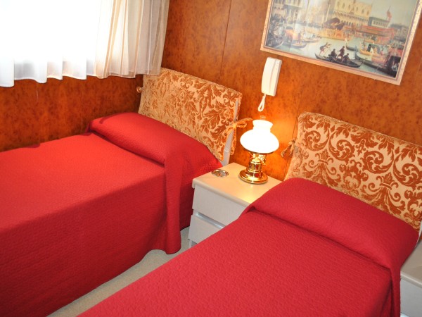 On the
lower deck there are eight staterooms with double or beds