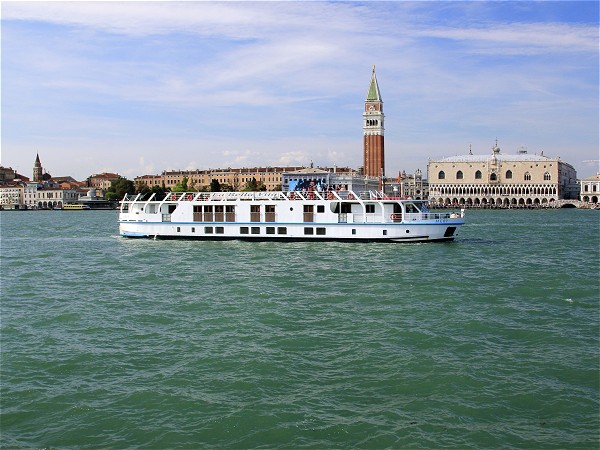 La Bella
Vita cruising on the Bianco Canal, between Venice and Mantua