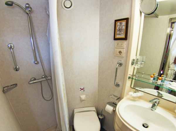 Each cabin
aboard La Bella Vita has its own ensuite bathroom