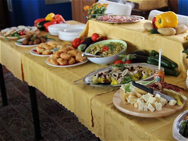 The
delicious lunch buffet will feature many local specialties