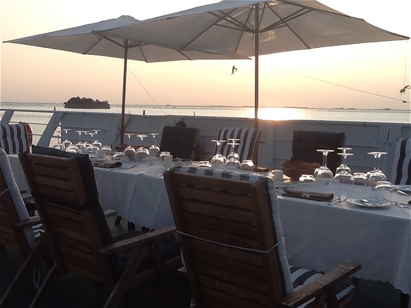 Enjoy
dining alfresco on the sundeck aboard La Bella Vita