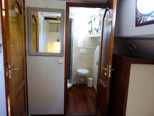 The spacious and modern bathrooms on board La
Vie en Rose<br>shown above and below