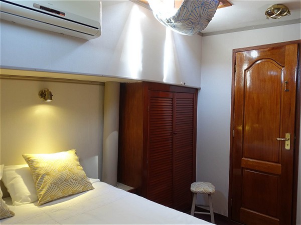 There are three cabins aboard La Vie en Rose, one cabin
with a double bed and two with twin beds